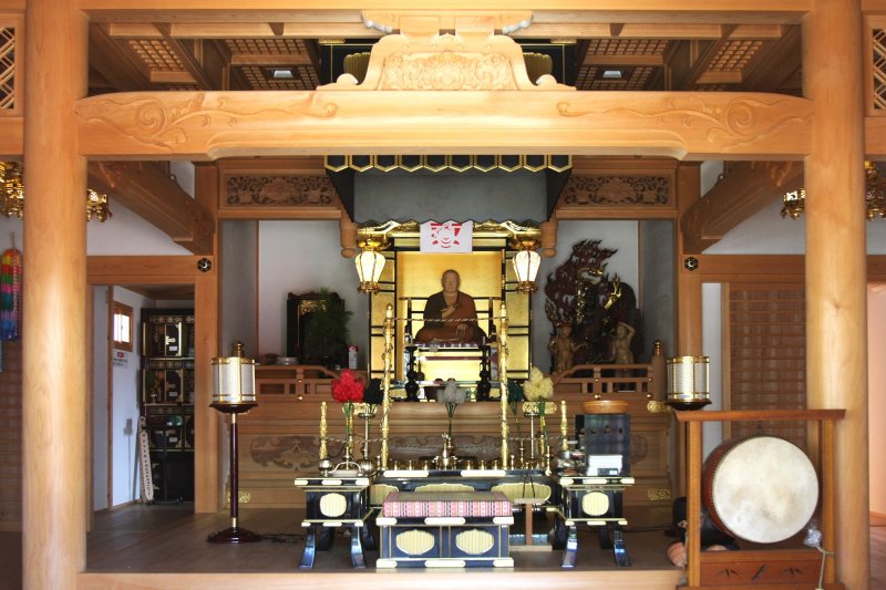 大師堂は、本堂や納経所から道を挟んで向かい側に建っており、信者の寄付により新しく彫られた大師像が安置されている。