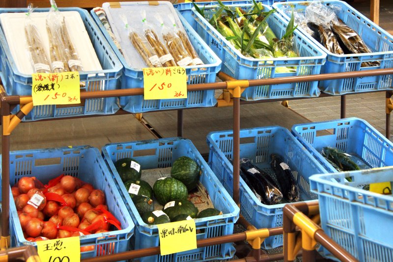 朝取りの野菜が並ぶ「しあわせ市」。新鮮な野菜は栄養もたっぷり。