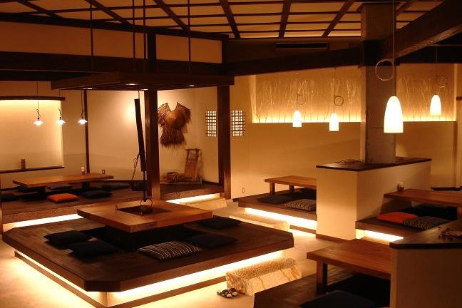 囲炉裏や掘りごたつがある店内では、地元新宮の煎茶や、併設する工房で作られたお茶スイーツなどをゆっくり味わうことができる。