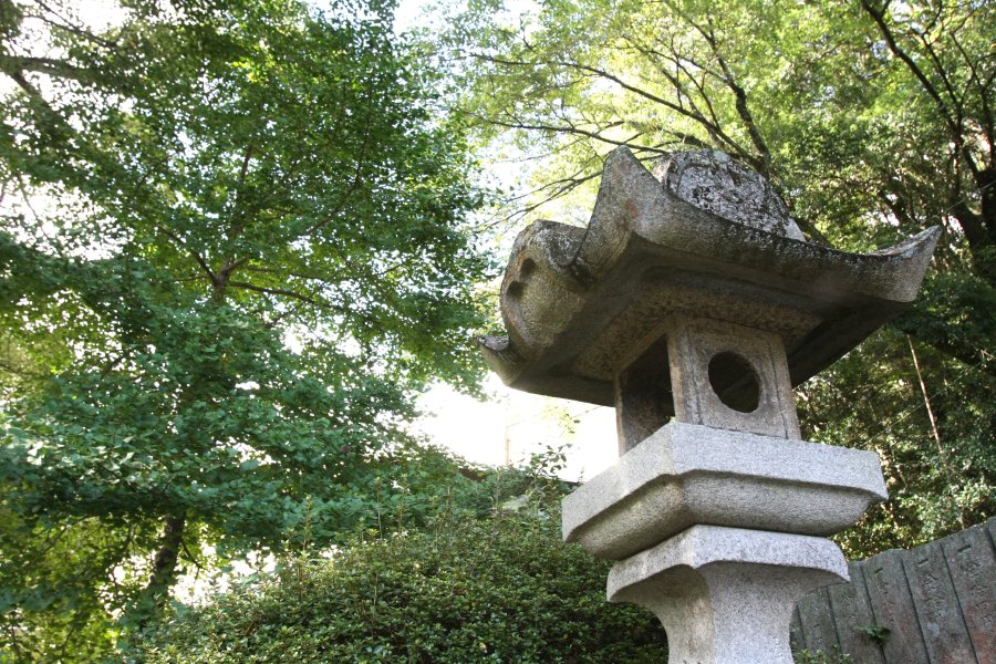 昭和20年頃まで、初秋の涼風が吹き始める黄昏時になると、付近で「応神さんの火」という、不思議な火が見えたという伝説が残されている。