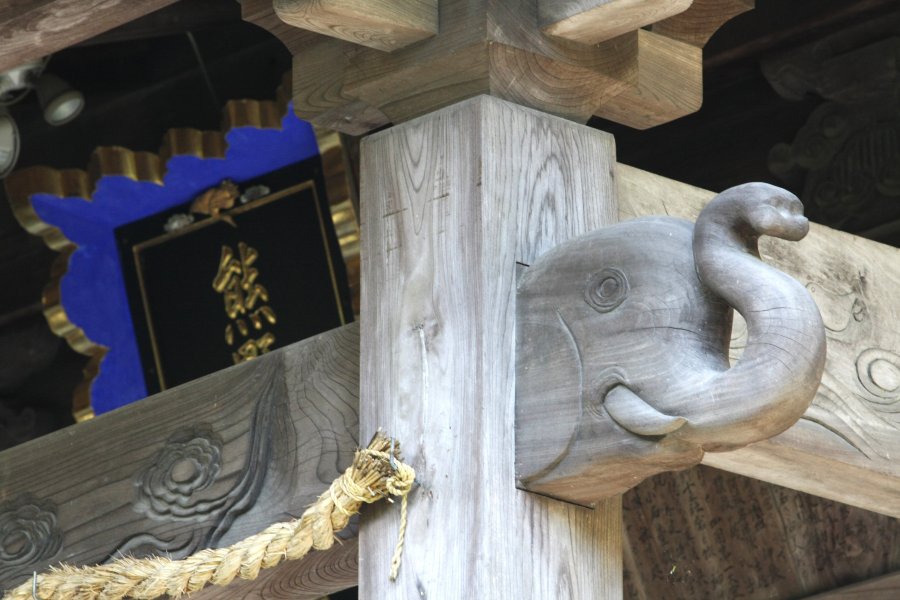 拝殿正面の長押（なげし）の両端には、かわいらしい象鼻が彫られている。