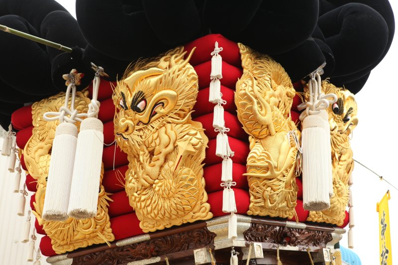 太鼓台上部に施された「七重」や「とんぼ」と呼ばれる飾りは、地区により異なる独特の色遣いで、見物人の目を楽しませてくれる。