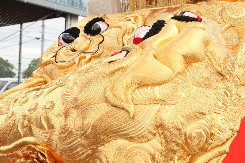 金糸による刺繍装飾が施されている絢爛豪華な太鼓台が祭の華やかさを一層引き立てている。