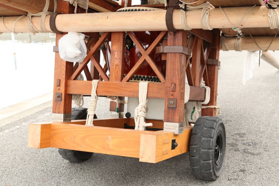 山車の中には太鼓が仕込まれており、太鼓の音と威勢のいい掛け声を響かせながら市内を練り歩く。