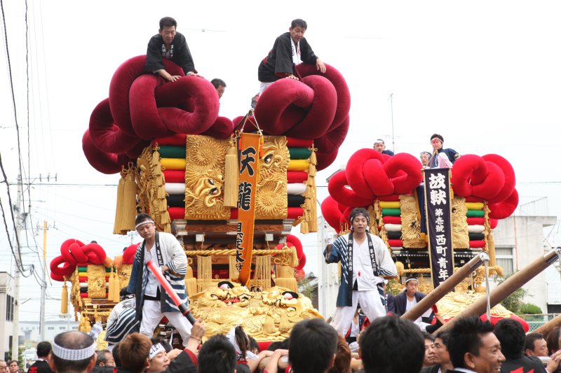 「三島太鼓台統一運行」では数多くの太鼓台が集結し、市街地を練り歩く勇壮な姿を観ようと毎年多くの観光客で賑う。