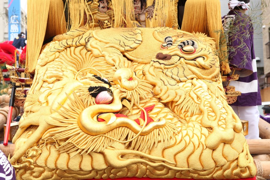 龍を模した金糸による刺繍装飾が施されている絢爛豪華な太鼓台。祭の華やかさを一層引き立てている。
