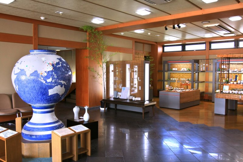 展示された砥部焼の地球儀には、外国人来館の旅の足跡として出身国にシールを貼ってもらっている。