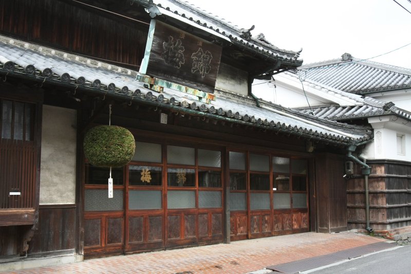 毎年新酒が仕上がると緑の酒林（杉玉）が軒先に吊るされる伝統と歴史を物語る風格ある外観。