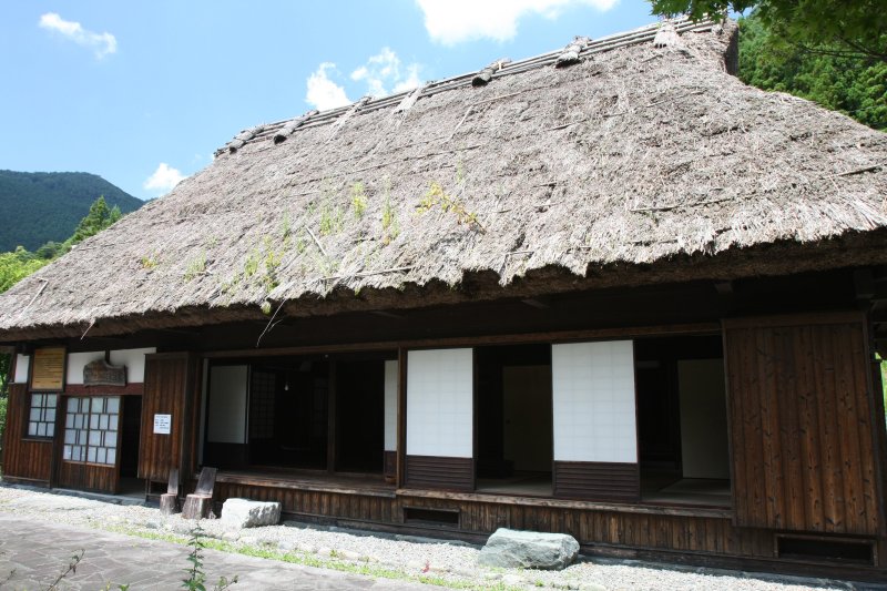 明治15年に建てられた民家は、その後の移築により藁葺きの屋根が保たれている。
