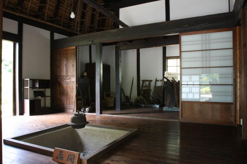 玄関の土間を上がったところが囲炉裏の間と呼ばれ家人の居間となっていた。