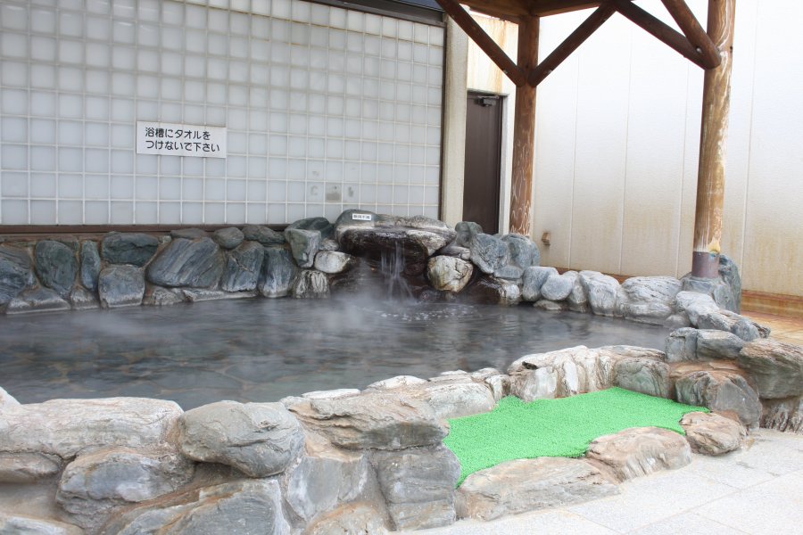 お湯の温度が41度に設定された露天風呂では、季節ごとに変わりゆく気温の変化を肌身で感じながら堪能できる。