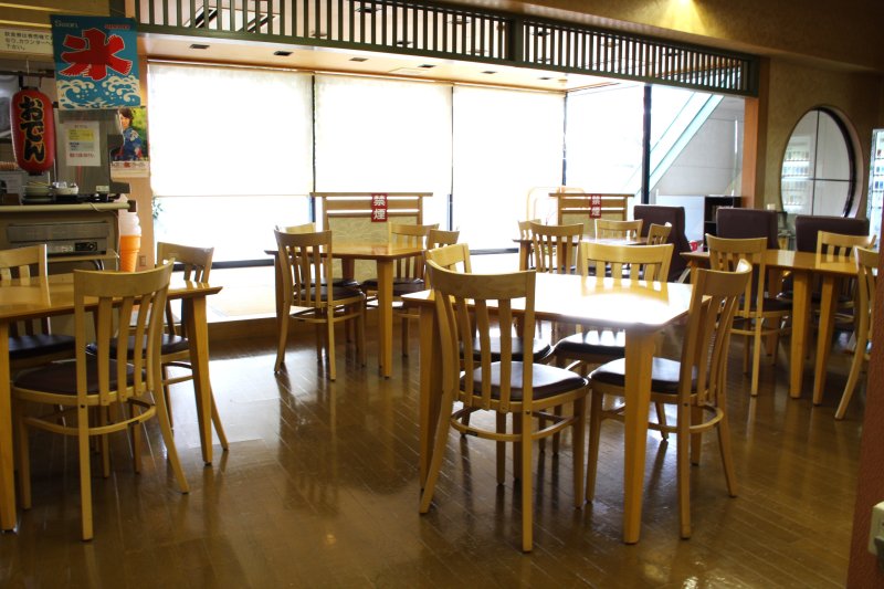 湯上りには館内にあるレストランで、ゆったりとくつろぎながら家族や友人との団らんを楽しめる。