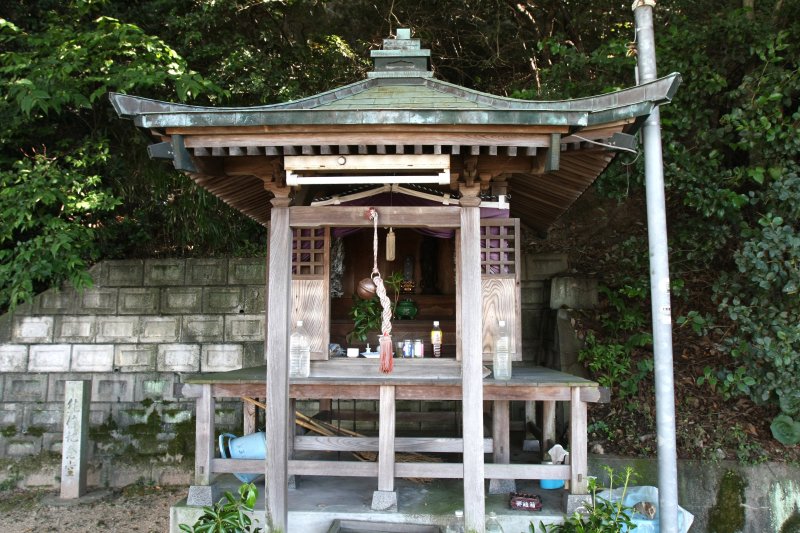 純信がこの地で寺子屋を開いたことから、学問と恋愛の神様として祀られている。