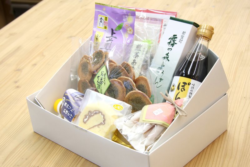 四国中央市の特産品がぎゅっと詰まったギフト「ありえんボックス」。希望の価格によって商品内容を決められる。