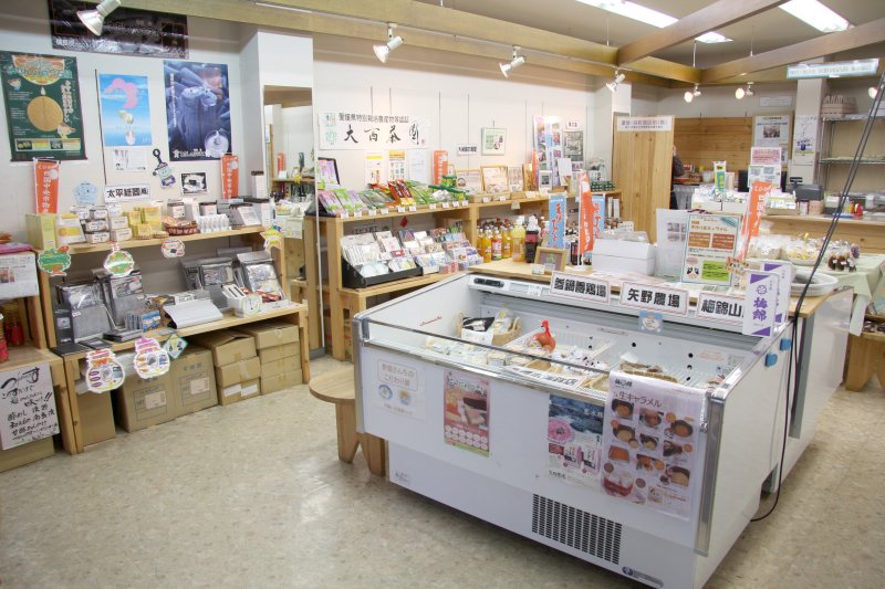 店内では、採れたて新鮮な卵や地獲れ鮮魚などを販売している。人気商品を購入するなら朝一番がオススメ。