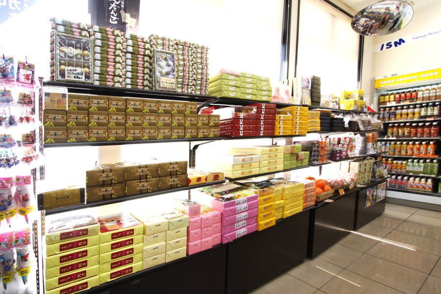 ミニストップ内には愛媛の銘菓を取り揃えており、24時間いつでも愛媛県の土産を購入することができる。