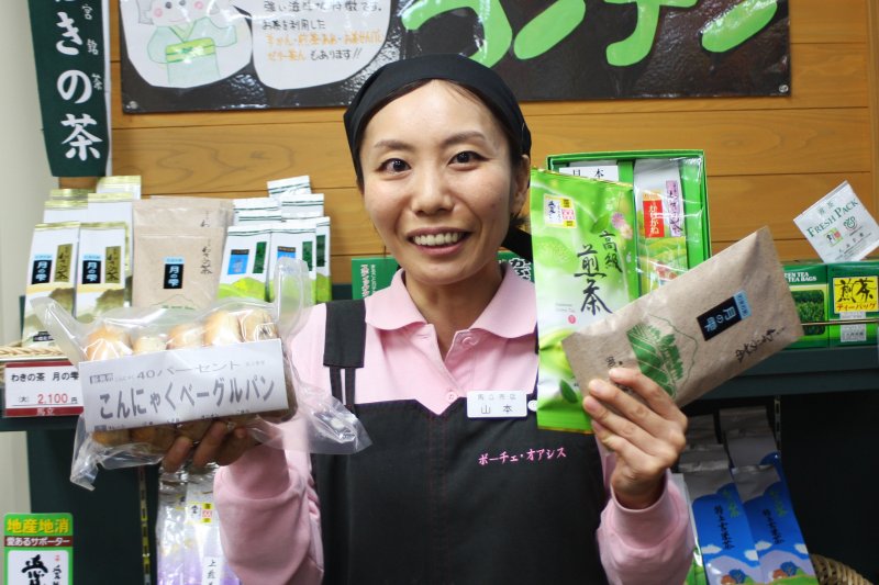 四国中央市の名産である新宮茶や地元こんにゃく専門店のこんにゃくベーグルパンが大人気で、朝早くから足を運ぶ人も多い。