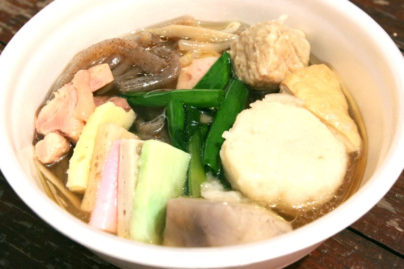 個人営業店こだわりの鰹節からとったあっさり味の鰹ダシに五色のかまぼこが特徴のいもたき。