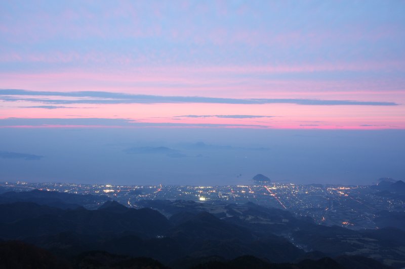 まるで雲の上に上ったような絶景が迫る展望台からは、昼夜を問わず神々しい景観が広がっている。