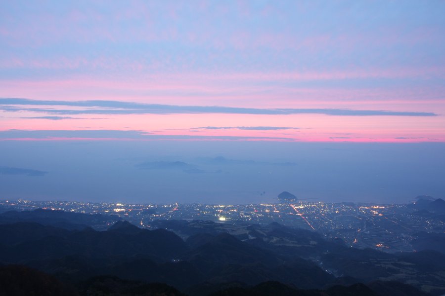 まるで雲の上に上ったような絶景が迫る展望台からは、昼夜を問わず神々しい景観が広がっている。