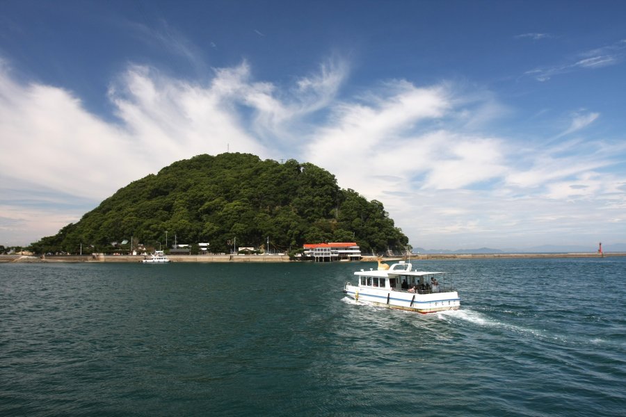 渡船乗り場からすぐそばに見える鹿島は、緑が生い茂り、自然豊かな島であることを感じさせてくれる。