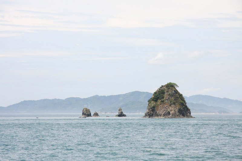 鹿島の西沖合いにある玉里・寒戸島は「伊予の二見」と呼ばれている。海上の安全と五穀豊穣などを祈願する伝統行事「大注連縄の張り替え」が行われている。