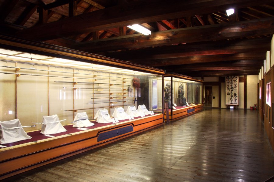 江戸時代の鎧や刀を展示。城内の展示物はどれも貴重な品々ばかり。