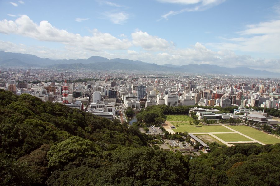 天守からは松山平野を360°見渡すことができ、遠く石鎚山から伊予灘までが一望できる。 