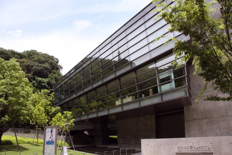 松山城など、周囲の自然環境に配慮した三角形の外観は、自然とデザインの絶妙なバランス。