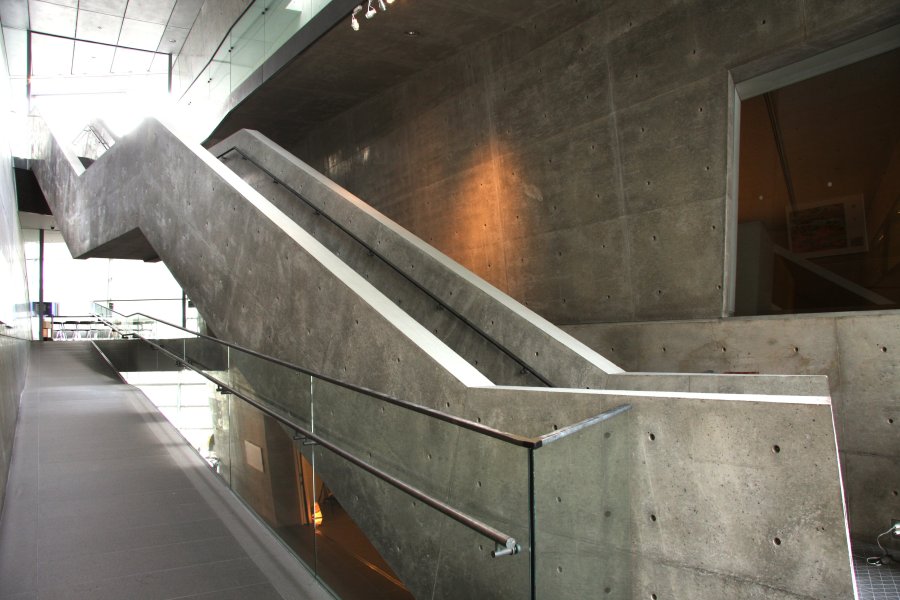 建築家関係者が見学に来るほどの「空中階段」は、建築士・安藤忠雄によるデザイン。