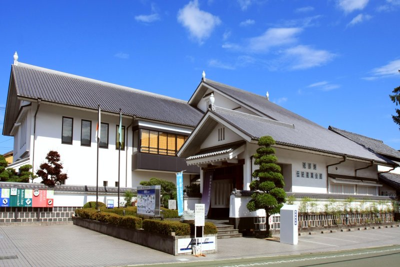 会館屋根の鬼瓦にも、砥部焼を使用するこだわり。砥部陶街道のスタンプ台も設置されている。