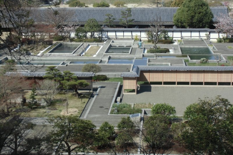 松山城二之丸邸の跡地にできた史跡庭園でくつろぎのひとときを。