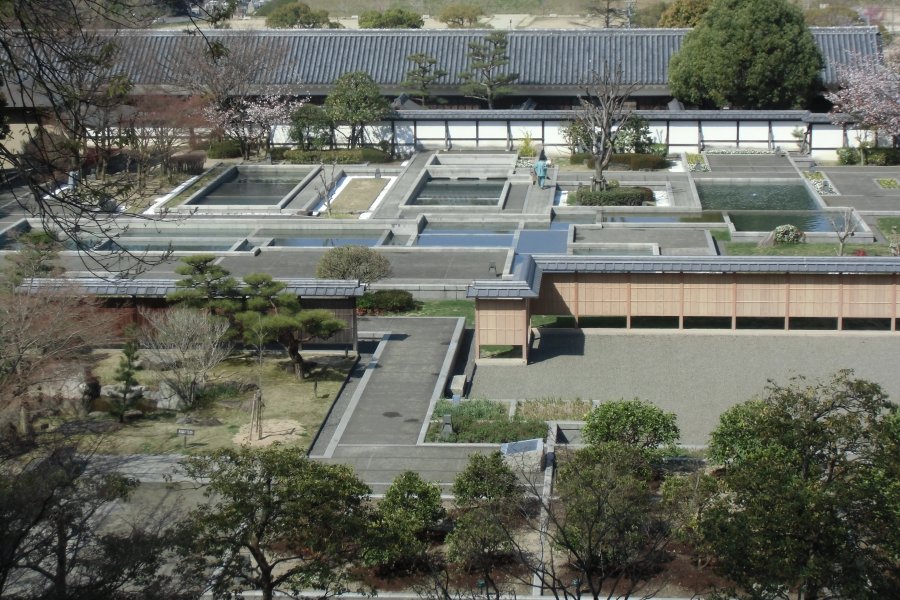 松山城二之丸邸の跡地にできた史跡庭園でくつろぎのひとときを。