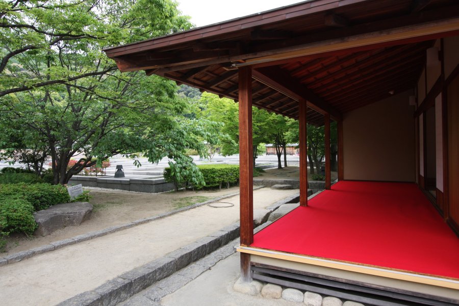 茶会、句会などの文化的な催しに利用できるという聚楽亭の縁側。松山城が一望できる聚楽亭で四季を味わってみては。