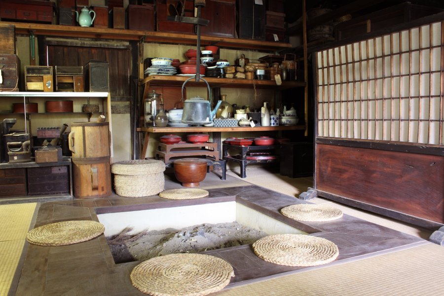 囲炉裏を中心とした茶の間には、弥生時代から昭和時代初期に使われていた漁具や民具、日用品などが所狭しと並んでおり、懐かしい雰囲気が漂っている。