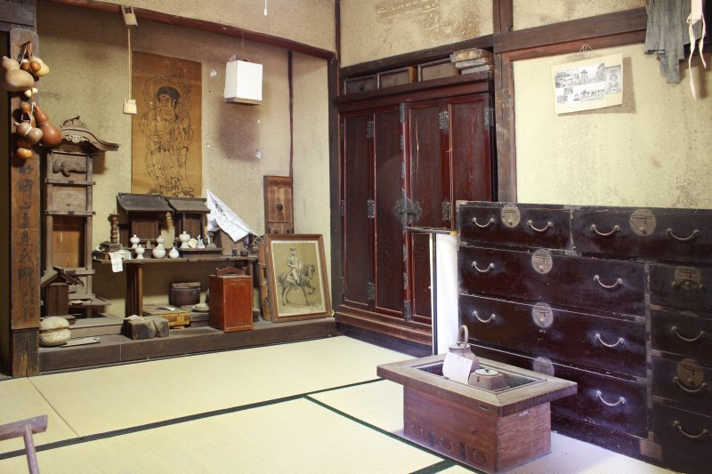 居間に並べられた家財道具は島内諸島で使われていたものを集めて展示。懐古館では、管理人が民具の歴史や使い方を教えてくれるため、昔の暮らしを身近に感じることができる。