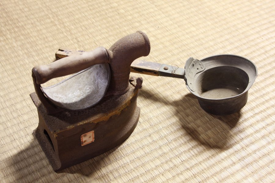 アメリカで使われていた炭火アイロンと日本のアイロンである火のしを展示。江戸時代中頃から昭和30年頃まで使われていたもので、海外との比較ができる。