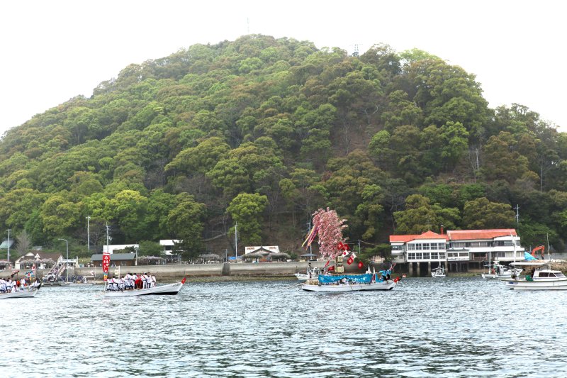 まつりの舞台となる北条港から見た鹿島周辺海上。