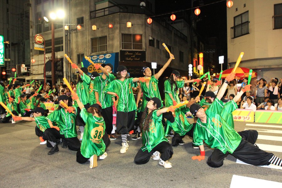 趣向を凝らした衣装と振り付け、熱いビートに乗って踊る野球サンバ。