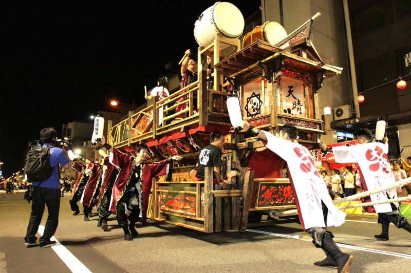 各団体が様々な山車も披露し、祭りのムードを一気に高める。