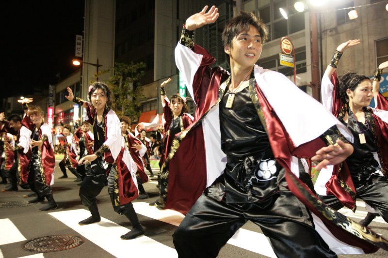 団体連の野球拳は、激しい踊りからユニークな踊りまで様々で観客の目を飽きさせない。