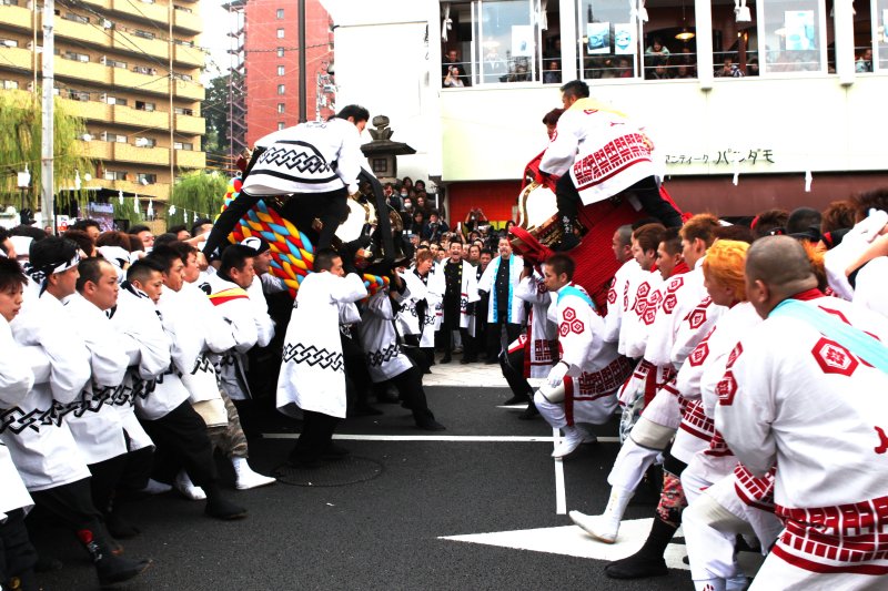 二体の神輿を勢いよくぶつける様は迫力満点で圧巻の一言！神輿が合わさった瞬間、周りの観客からは歓声と拍手の渦が巻き起こる。
