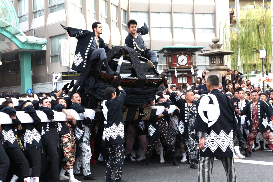 威勢のいい掛け声とともに神輿を45度に傾け、睨み合い、双方の神輿が激しくぶつかる。ぶつかった瞬間には地響きのような独特の鈍い音が響く。