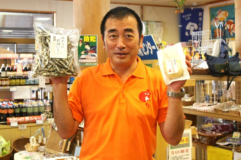 周辺には運動施設や海水浴場の施設もあり、多くの人で賑わう。