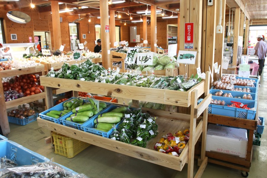 自然の恵みをたっぷりと受けて育った新鮮な野菜や植物がところ狭しと並ぶ青空市場。