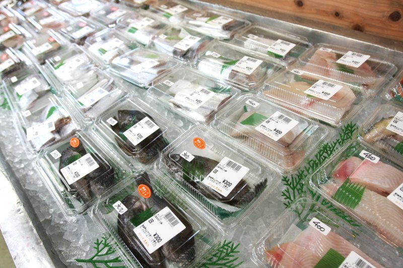 地元北条の海で採れた新鮮な地魚も販売している。いけすで泳ぐ魚は、その場でさばいてもらうこともできる。