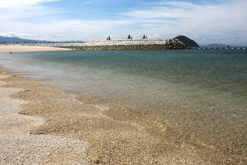 施設正面の海水浴場では、真夏になれば多くの海水浴客で賑わう。