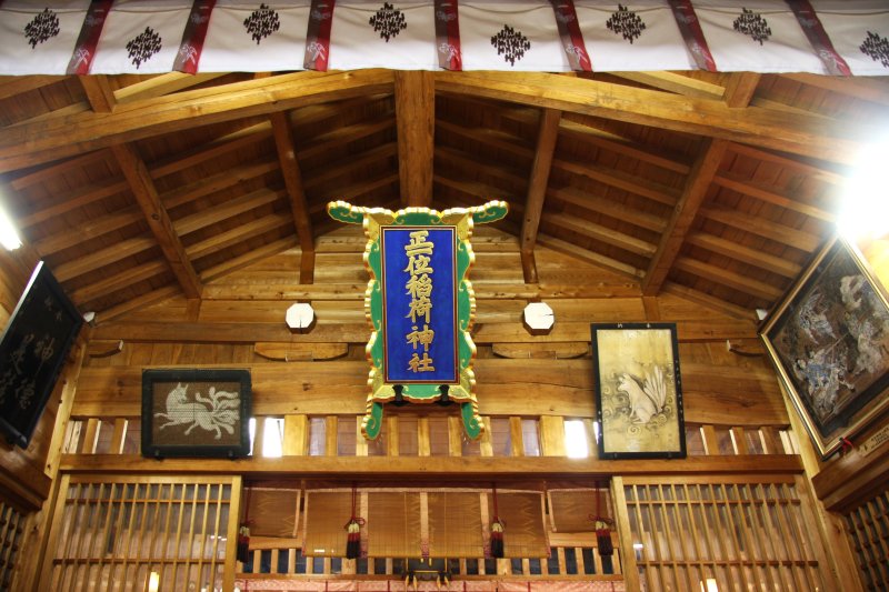 朝廷から最高の神社である正一位の位が贈られており、その時に奉られた大神号額が飾られている。