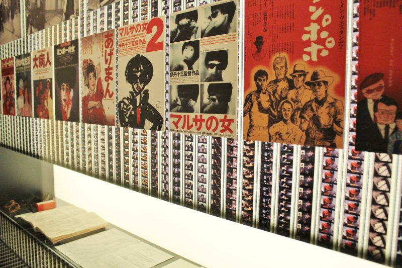 フィルムを背景に使用する斬新なデザインで、映画監督時代を紹介。