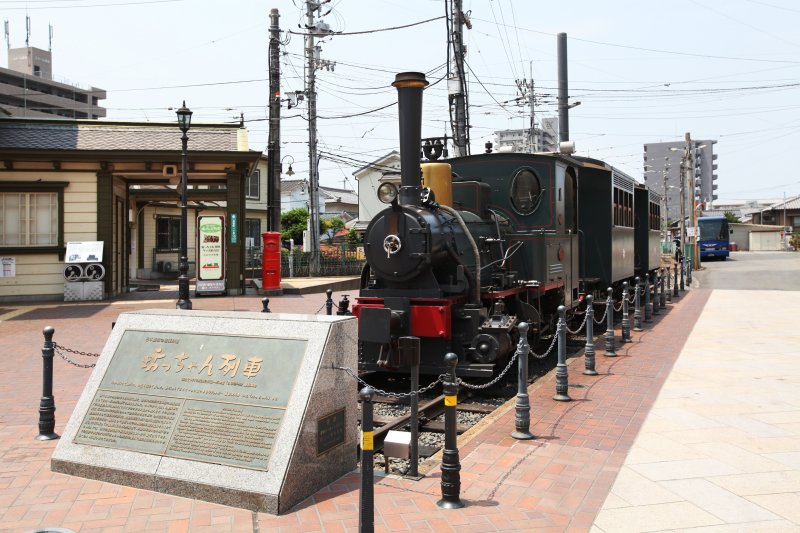 道後温泉駅では、列車の到着後が記念撮影のチャンス！「坊っちゃん列車」と「道後温泉駅」を写真に収めたい。